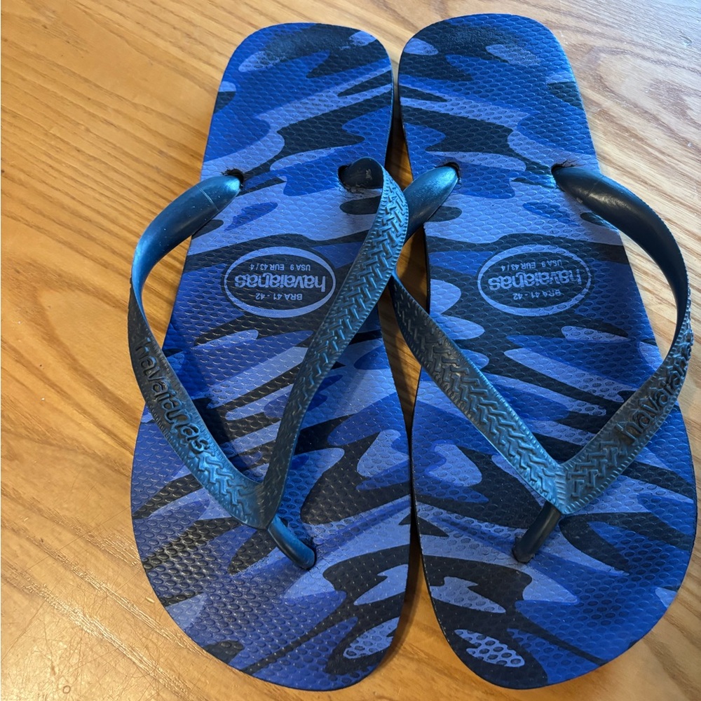 Havaianas women’s Blue Camouflage Flip Flops, size 11